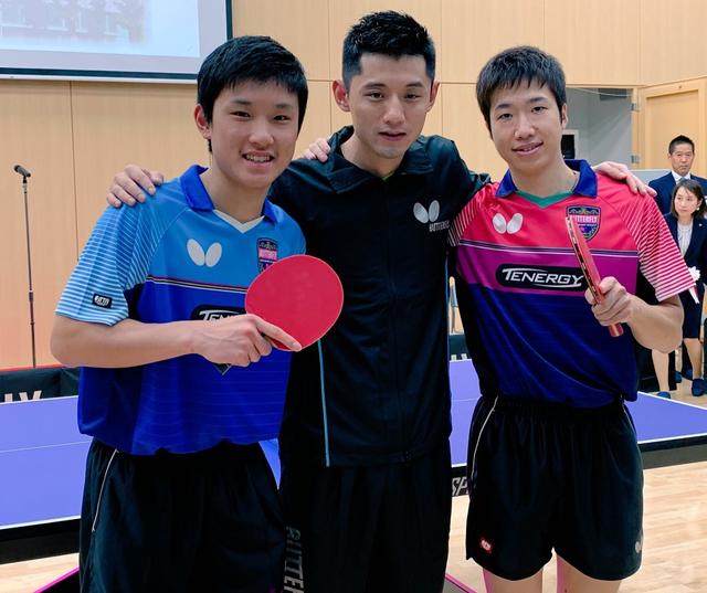 转而将目光 转而将目光