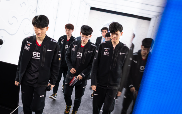 了一个引人 了一个引人