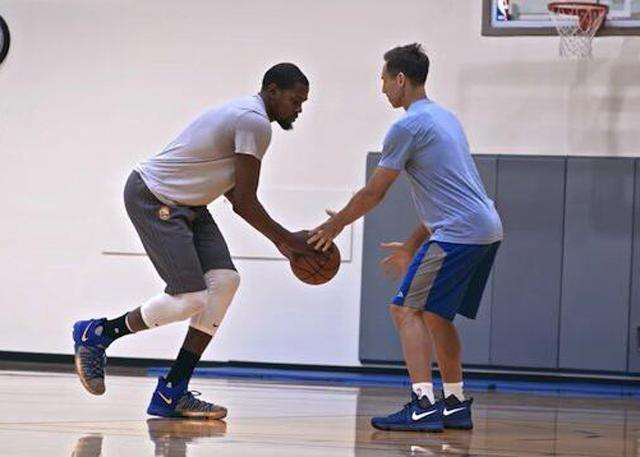 还在更衣室 还在更衣室